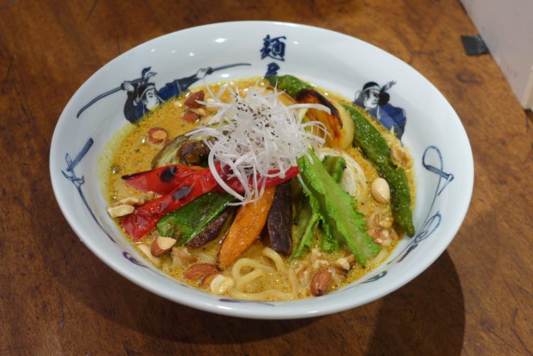 麺屋武蔵に新メニュー『ベジ白湯カレー麺』登場！食欲が止まらない！